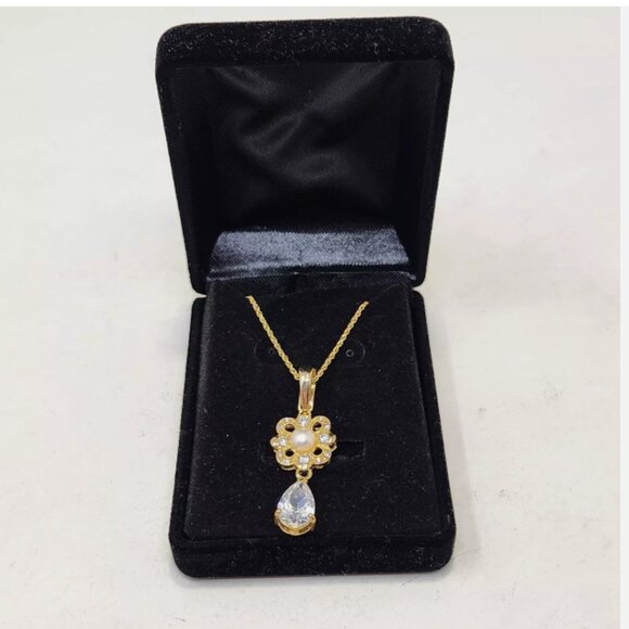 Vintage Crystal Teardrop Pearl Pendant Gold Tone Chain Necklace - Picture 2 of 4